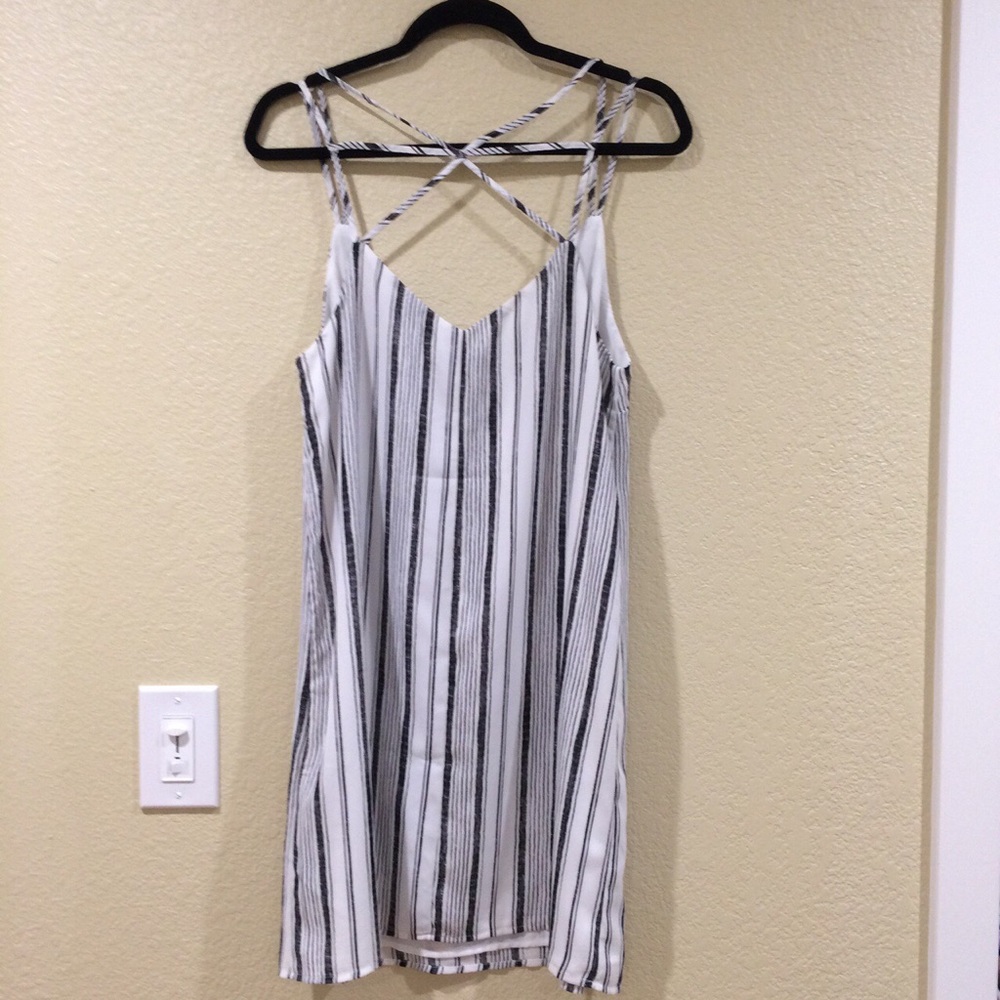Cotton on v-neck white striped dress - Picture 2 of 3